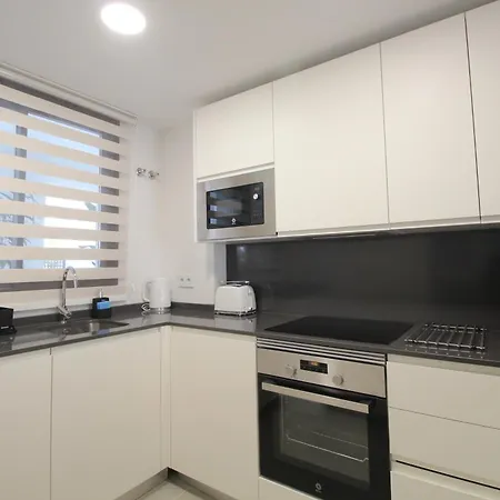 Happy Travel Jasmine Higueron Фуэнхирола