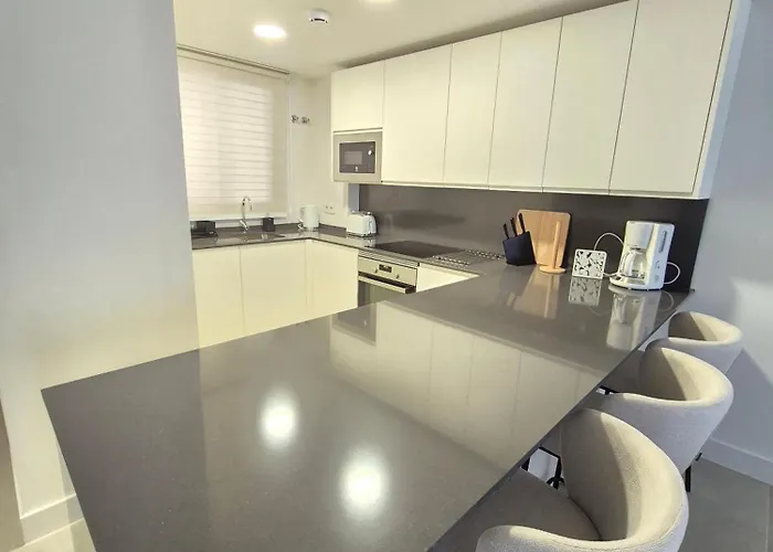 Happy Travel Jasmine Higueron Фуэнхирола