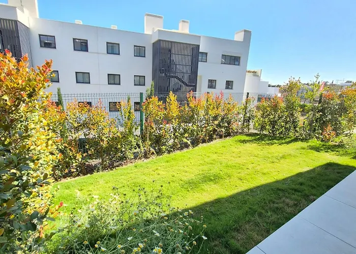 Happy Travel Jasmine Higueron Фуэнхирола