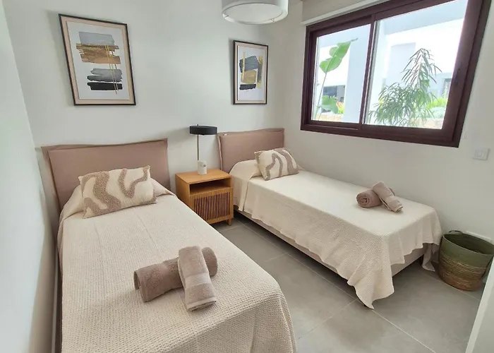 Happy Travel Jasmine Higueron