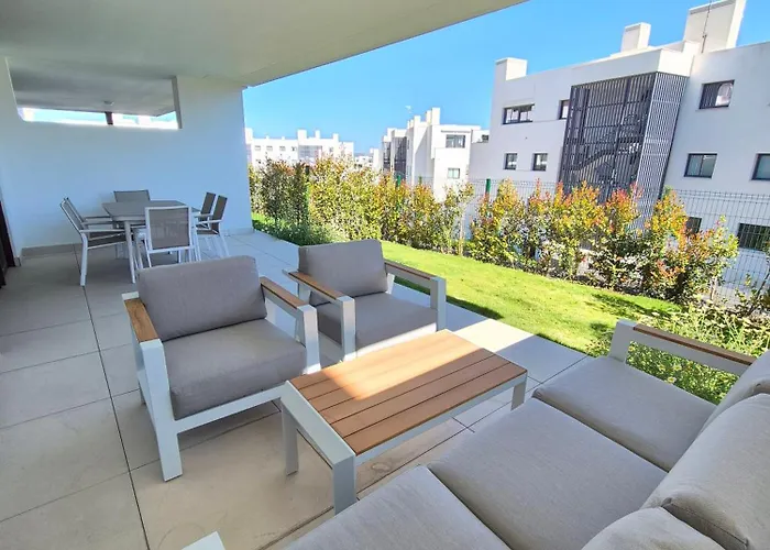 Happy Travel Jasmine Higueron Фуэнхирола