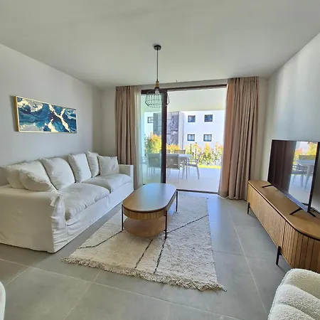 Happy Travel Jasmine Higueron