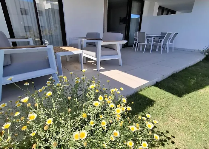 Happy Travel Jasmine Higueron *