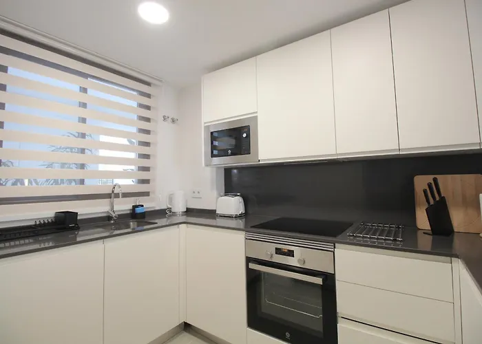 Happy Travel Jasmine Higueron 丰希罗拉