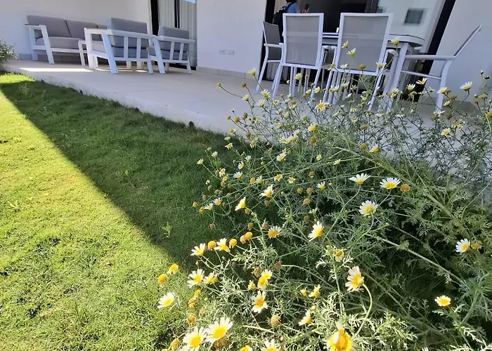 Happy Travel Jasmine Higueron 丰希罗拉