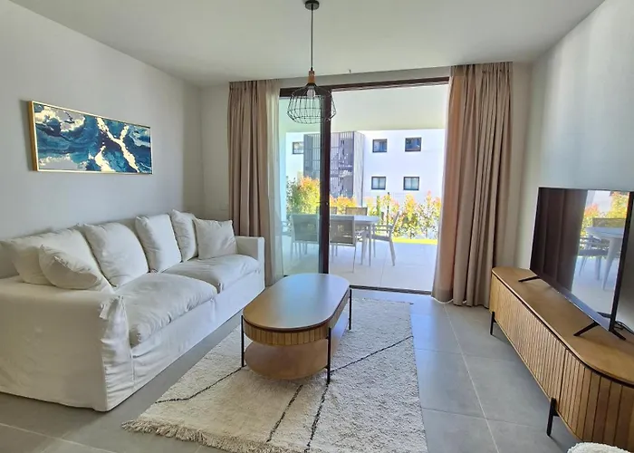 Happy Travel Jasmine Higueron